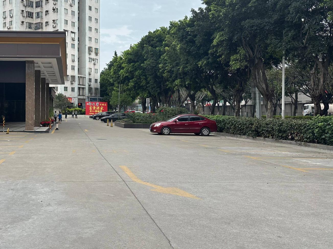 广州市番禺区石楼镇港口大道93号莲港城东侧土地及其地上建筑物、南侧地块26个停车位